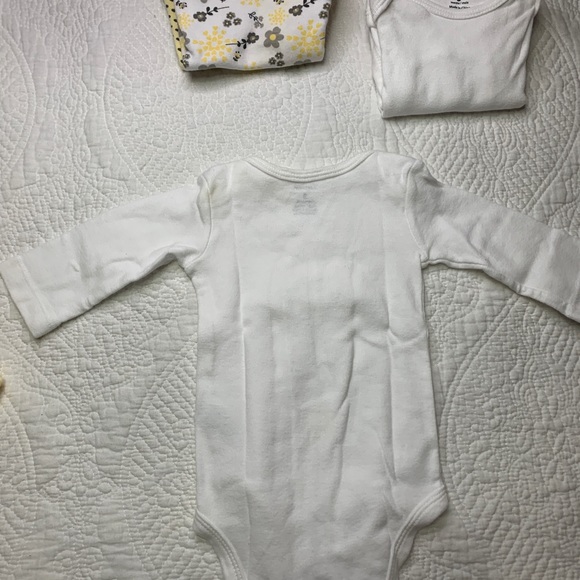 Short  and Long sleeve Onesie Bundle : size 0-3 M and 3M - Picture 6 of 7